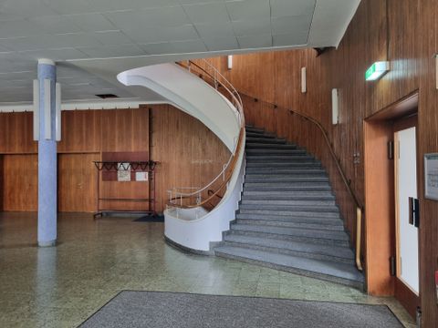 Blick ins Foyer mit Treppenhaus