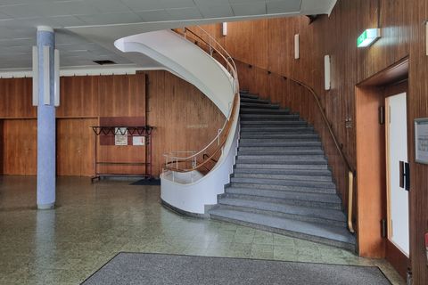 Blick ins Foyer mit Treppenhaus