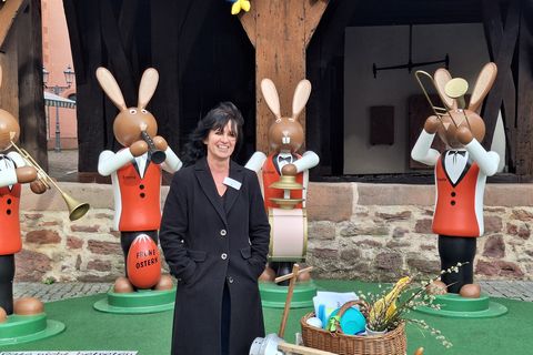 Gästeführerin Anke Scholl mit den Osterhasen.