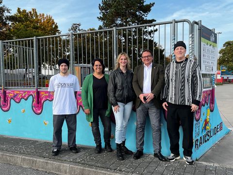 v. re.: Niklas Löffert (Inhaber von Railslide Darmstadt), Bürgermeister Dr. Tobias Robischon, Künstlerin Jasmin Keller, Laura Diehl (Amt für Kinder, Jugend und Familie) und Peter Schütz (Vorsitzender des 1. Skate-Clubs Michelstadt e. V.