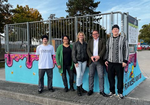 v. re.: Niklas Löffert (Inhaber von Railslide Darmstadt), Bürgermeister Dr. Tobias Robischon, Künstlerin Jasmin Keller, Laura Diehl (Amt für Kinder, Jugend und Familie) und Peter Schütz (Vorsitzender des 1. Skate-Clubs Michelstadt e. V.