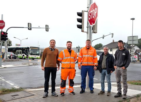 Nahmen gemeinsam die neue Fußgängerquerung in Betrieb (v. li.): Farshad Shahgholi (Bauamt), S. Huhn und N. Vukic (beide Servicetechniker des Verkehrstechnikkonzerns Swarco), Klaus Spatz (Bauamt) und Sergei Roch (Geschäftsführer R+R Bau).