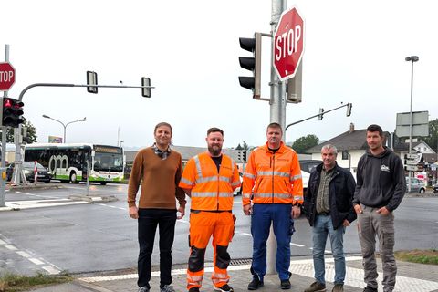 Nahmen gemeinsam die neue Fußgängerquerung in Betrieb (v. li.): Farshad Shahgholi (Bauamt), S. Huhn und N. Vukic (beide Servicetechniker des Verkehrstechnikkonzerns Swarco), Klaus Spatz (Bauamt) und Sergei Roch (Geschäftsführer R+R Bau).