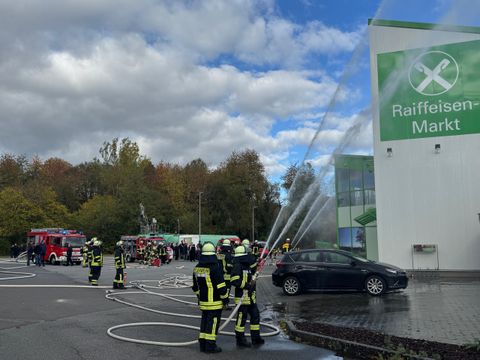 Jahresabschlussübung der Feuerwehren Steinbach, Rehbach und Steinbuch am Raiffeisen-Markt