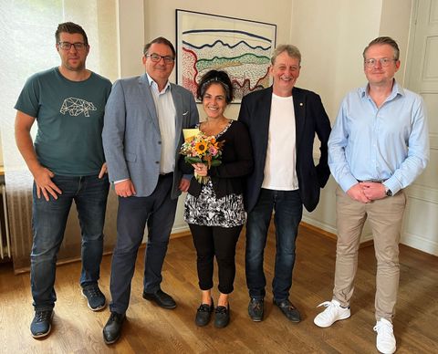 Kamen zu einer kleinen Feierstunde zum 25. Dienstjubiläum zusammen (v. li.): Personalratsvertreter Marc Dingeldein, Bürgermeister Dr. Tobias Robischon, Monse Merino-Rodriguez, erster Stadtrat Roger Tietz und Hauptamtsleiter Matthias Nowak.