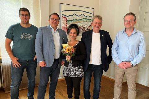 Kamen zu einer kleinen Feierstunde zum 25. Dienstjubiläum zusammen (v. li.): Personalratsvertreter Marc Dingeldein, Bürgermeister Dr. Tobias Robischon, Monse Merino-Rodriguez, erster Stadtrat Roger Tietz und Hauptamtsleiter Matthias Nowak.