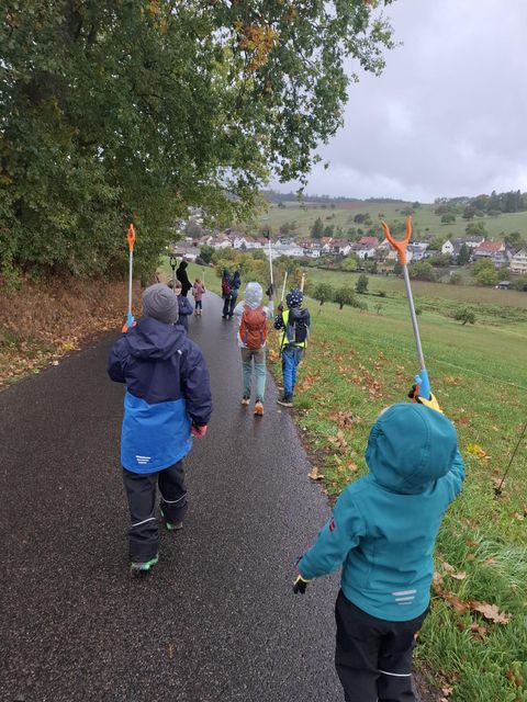 Kinder des Kindergartens am Wiesental beim Müllsammeln