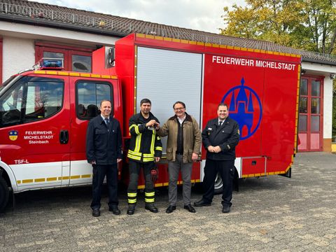 Bei der offiziellen Schlüsselübergabe am 24. Oktober 2026 freuten sich über das neue Fahrzeug (v. li.): Stadtbrandinspektor Sascha Hammann, Wehrführer Mehmet Göl, Bürgermeister Dr. Tobias Robischon und Kreisbrandmeister Christoph Lepczyk.