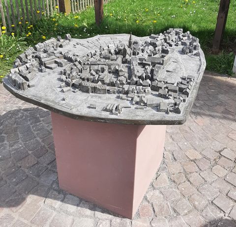Das taktile Modell der Michelstädter Innenstadt dient der Barrierefreiheit und macht das Stadtbild fühlbar. Damit zahlt es auf die Cittaslow-Kriterien ein.