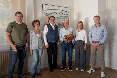 Kleine Feierlichkeit zum Abschied (v. li.): Personalratsvertreter Marc Dingeldein, stellvertretende Bauhofleiterin Heike Kiehl, Bürgermeister Dr. Tobias Robischon, Nino Schembre, Bauamtsleiterin Alexandra Erle und Hauptamtsleiter Matthias Nowak.