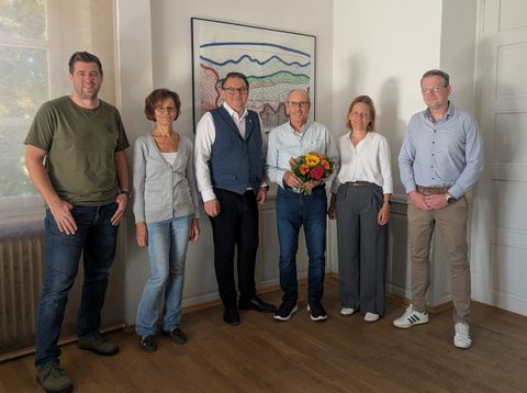 Kleine Feierlichkeit zum Abschied (v. li.): Personalratsvertreter Marc Dingeldein, stellvertretende Bauhofleiterin Heike Kiehl, Bürgermeister Dr. Tobias Robischon, Nino Schembre, Bauamtsleiterin Alexandra Erle und Hauptamtsleiter Matthias Nowak.