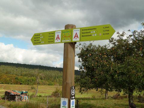 Wegweiser zeigen den Weg zu vielen verschiedenen Wanderwegen in und um Michelstadt.