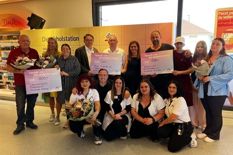 Die Beteiligten der Spendenaktion versammelten sich zur Übergabe der drei Spendenschecks. 