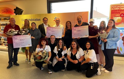 Die Beteiligten der Spendenaktion versammelten sich zur Übergabe der drei Spendenschecks.
