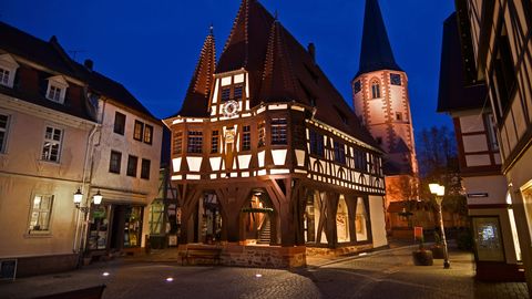 Historisches Rathaus in der Abenddämmerung