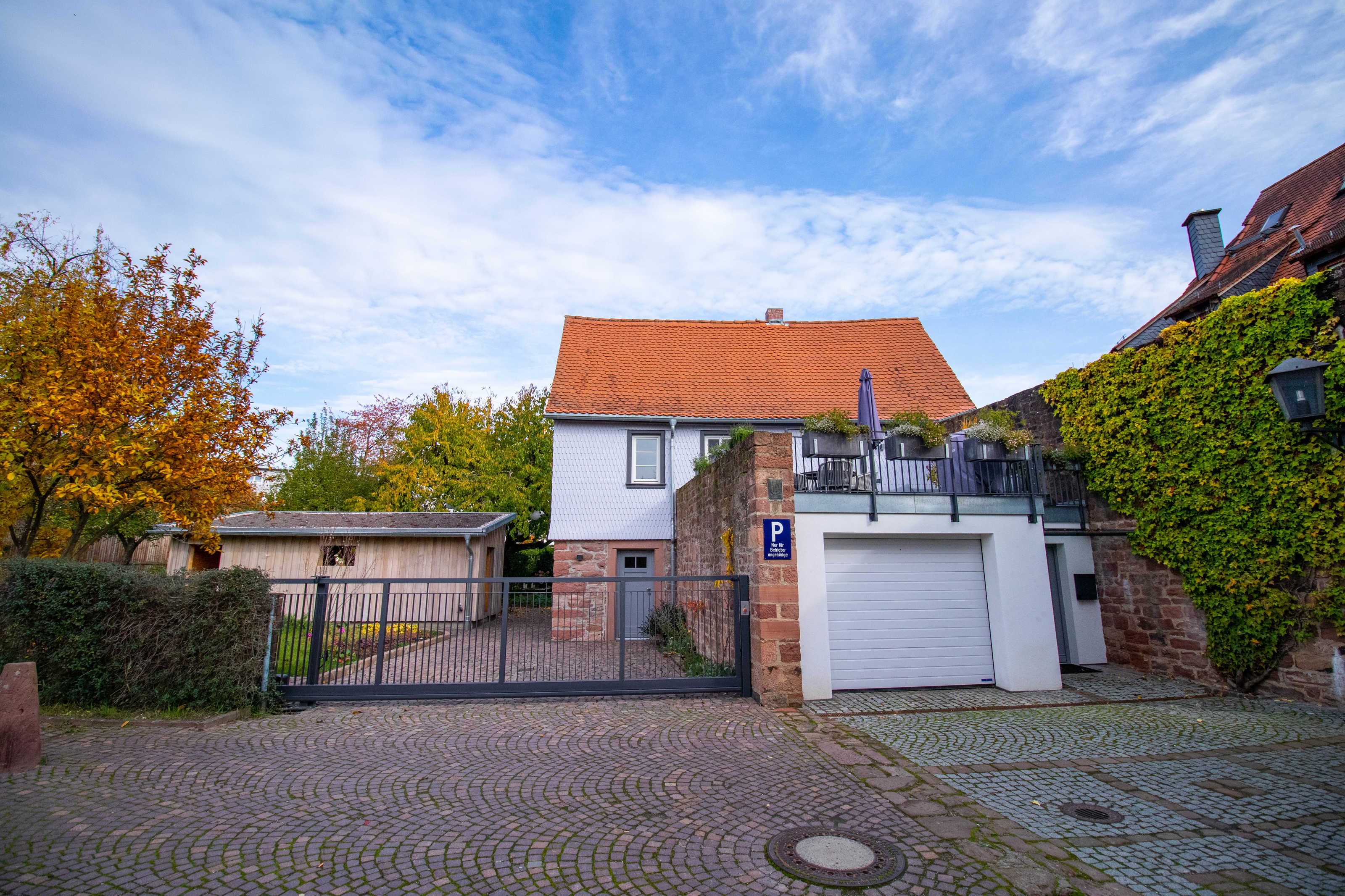 Die Appartements befinden sich in einem Gebäude direkt an der Stadtmauer.