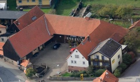 Großer Ferienhof mit drei Wohnungen und einem Doppelzimmer.
