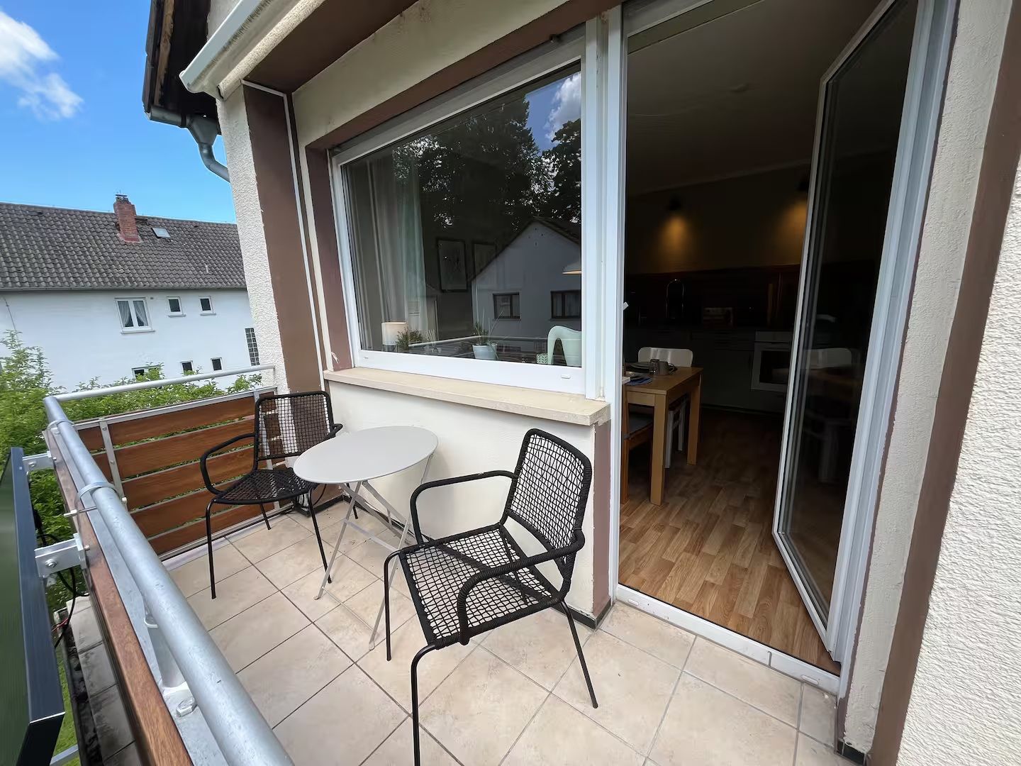 Der Balkon lädt zum Verweilen ein.