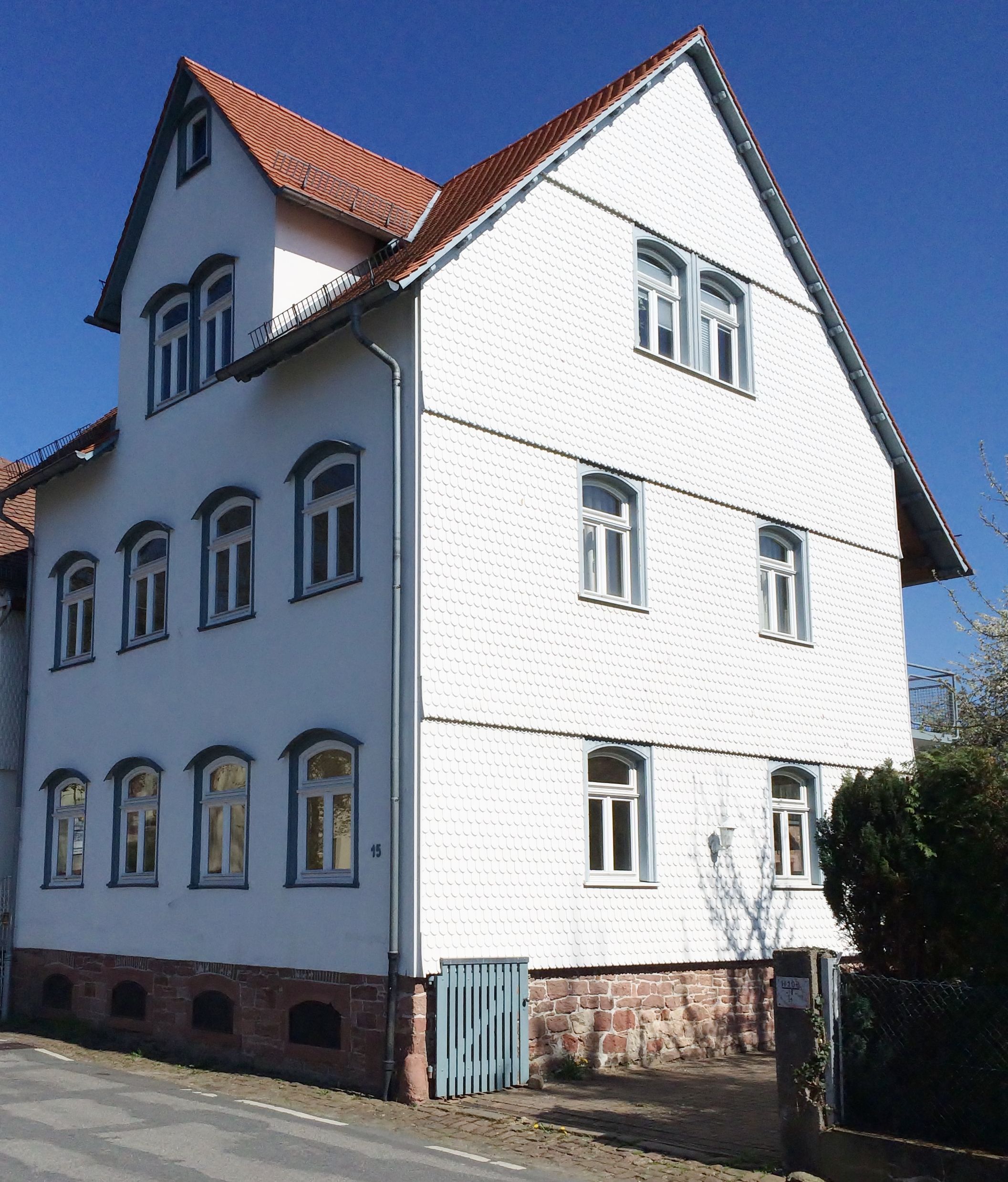 Die Ferienwohnung in der Schulstraße liegt gegenüber der Grundschule.