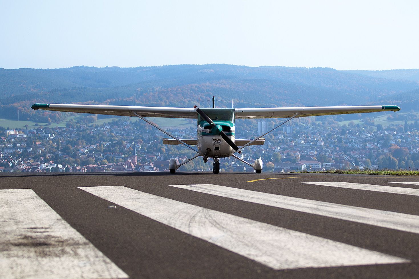 Flugzeug auf der Start- und Landebahn des Flugplatzes Michelstadt
