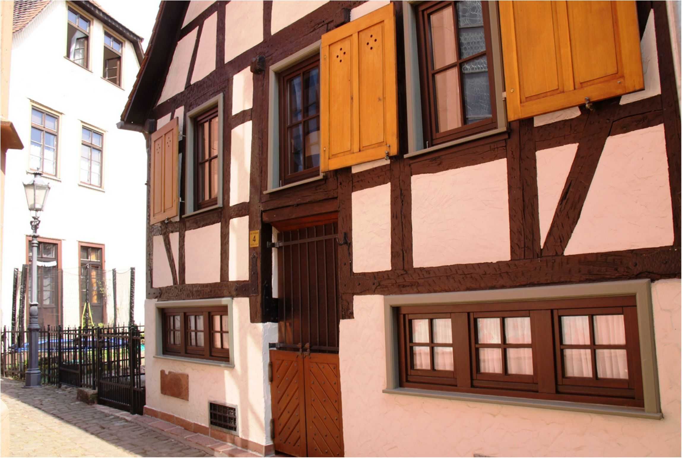Das Glöcknerhaus liegt direkt hinter der Stadtkirche.