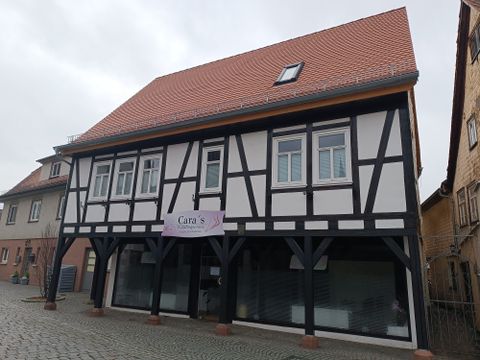 Die Ferienwohnung befindet sich in diesem gemütlichen Fachwerkhaus.