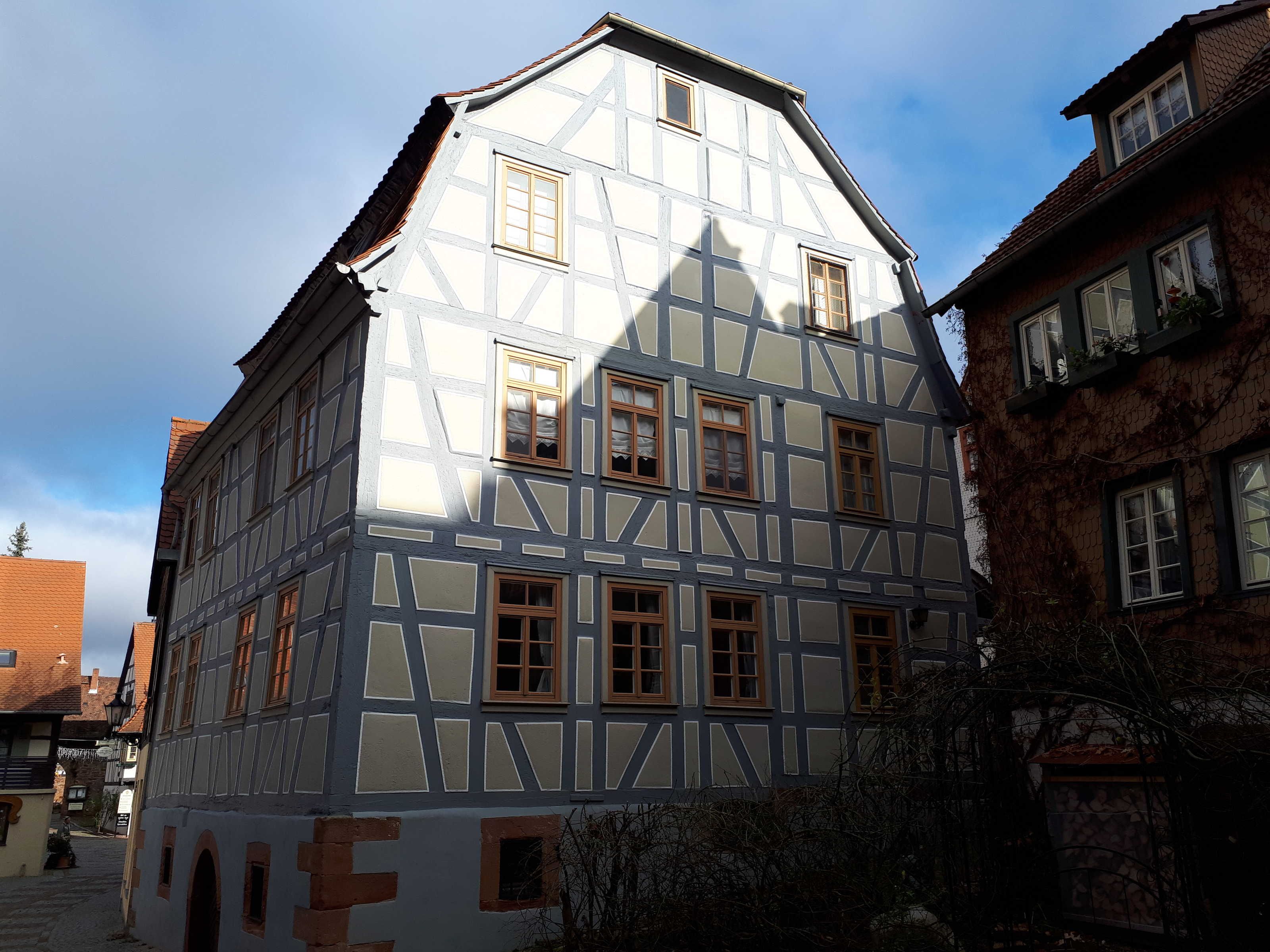 Von der Wohnung aus schaut man auf das Historische Rathaus.