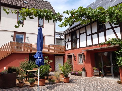 Die Wohnung benfindet sich in einem gemütlichen Hof.