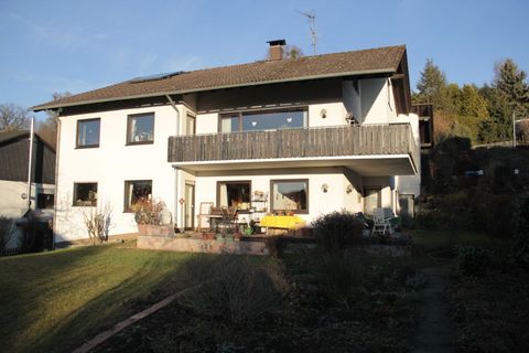 Die Wohnung liegt in einem Haus direkt am Waldrand.