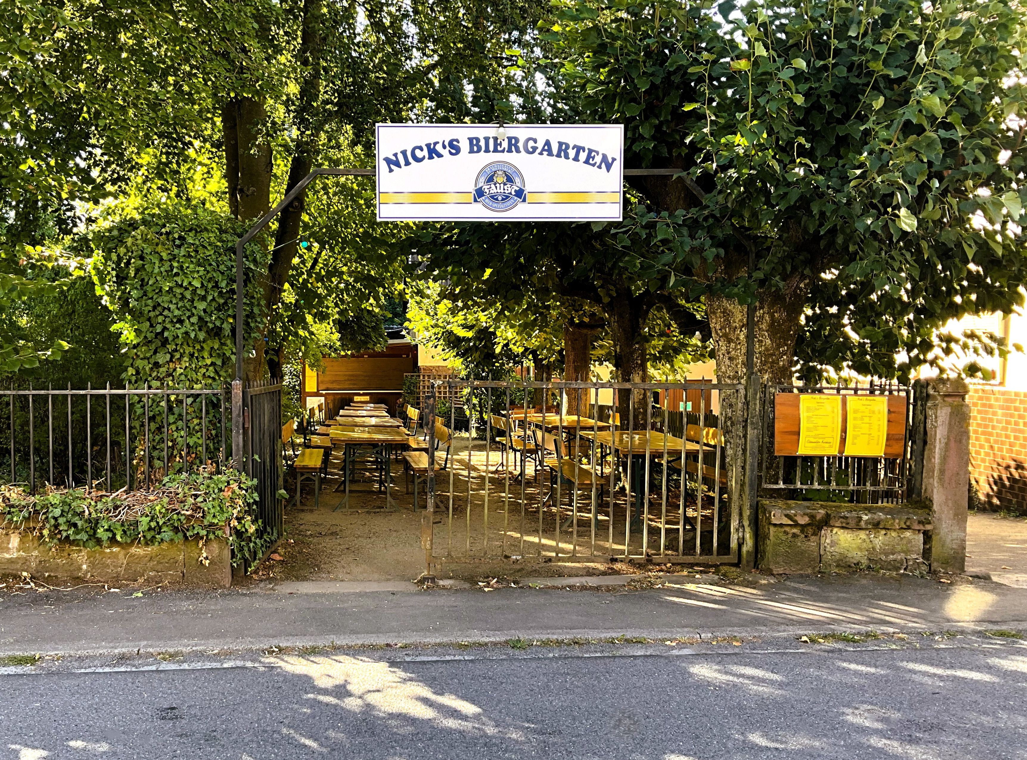 Eingang zu Nick's Biergarten