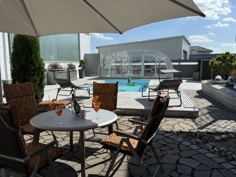 Genießen Sie im Sommer einen Pool mit öffenbarer Schwimmhalle.