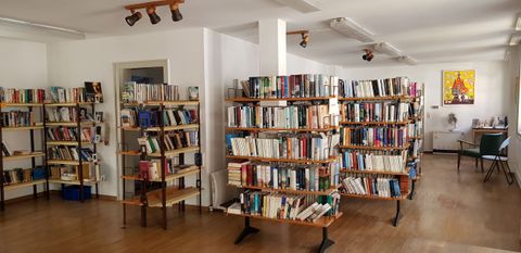 Bücherregale in der Stadtbücherei