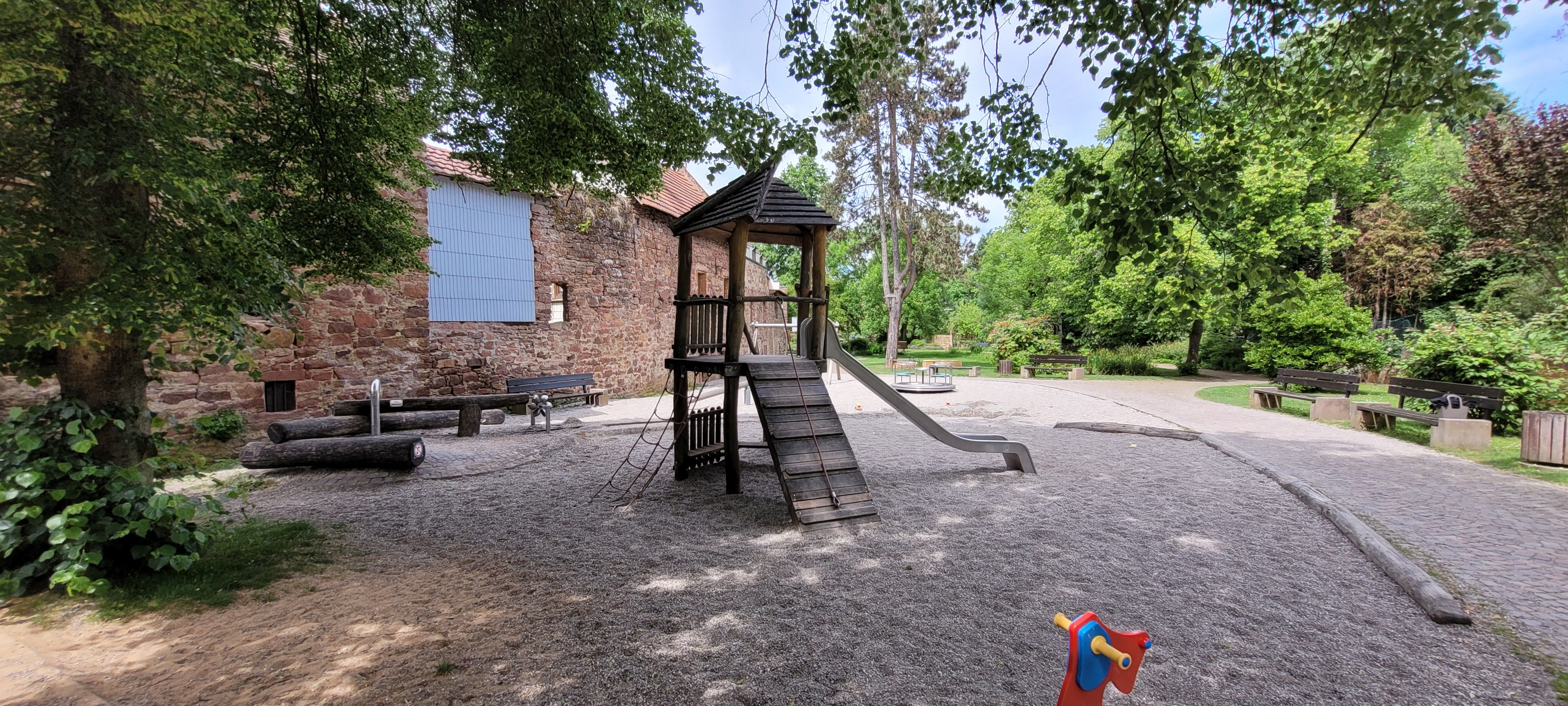 Kletterturm mit Rutsche im Stadtgarten