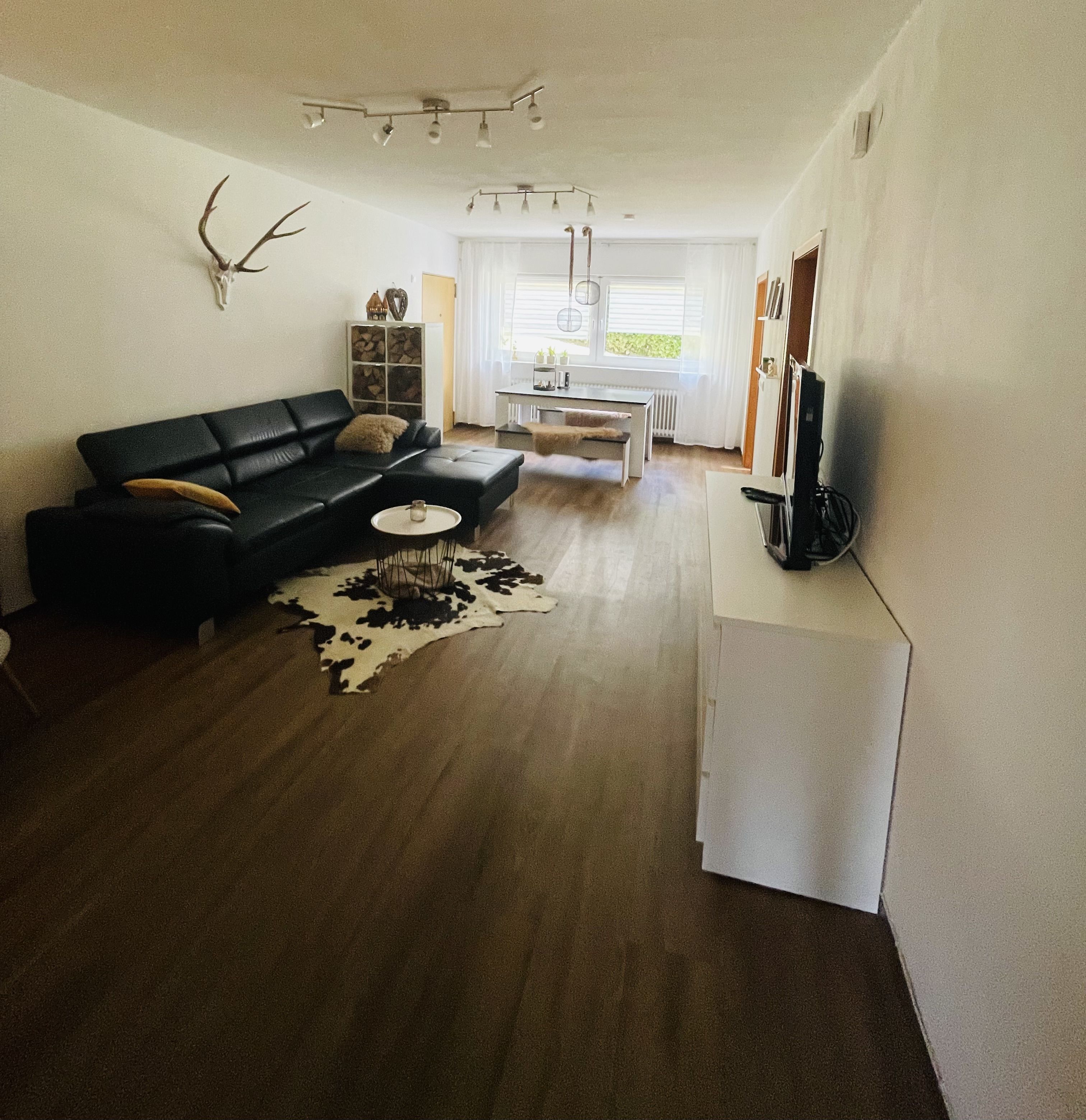 Das geräumige Wohnzimmer bietet Gemütlichkeit.