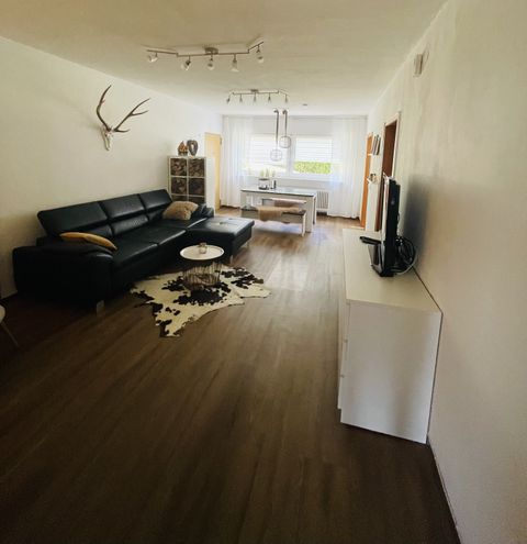 Das geräumige Wohnzimmer bietet Gemütlichkeit.