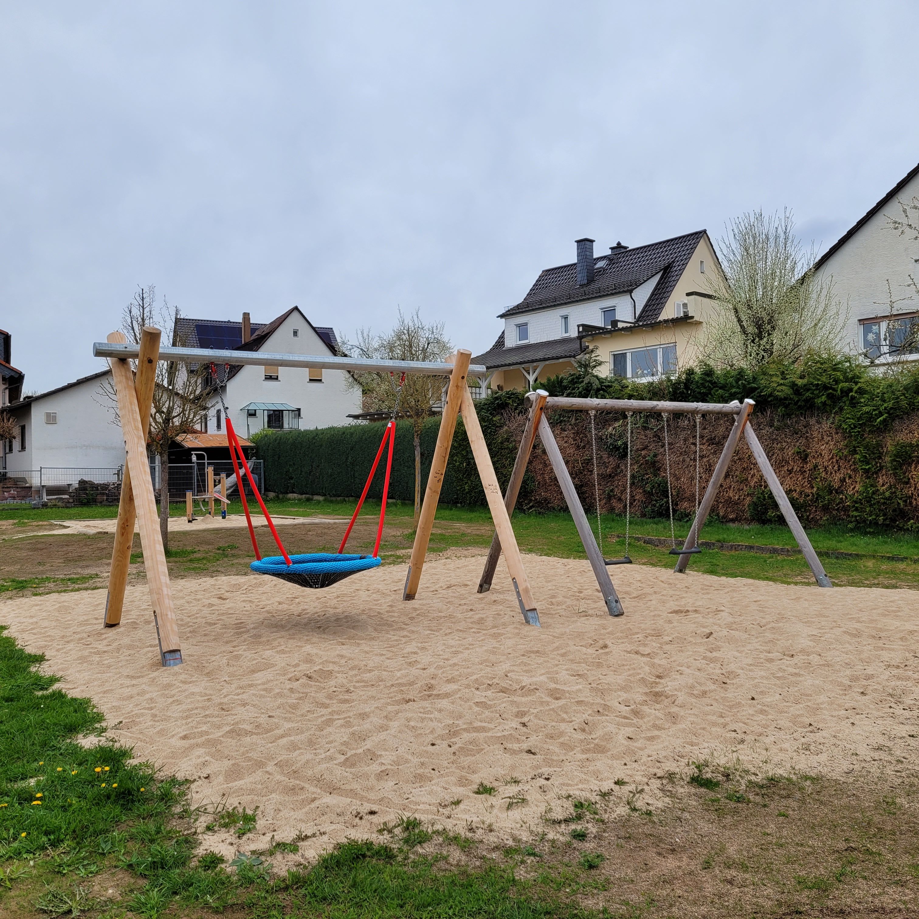 Schaukeln auf dem Spielplatz an der Adolf-Friedrich-Pfreundt-Strasse
