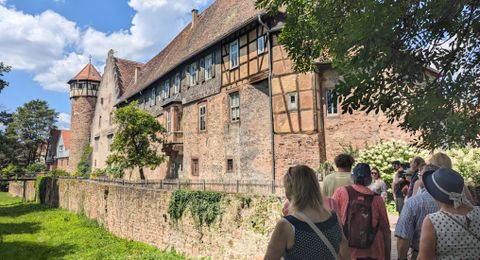 Besuchergruppe am Burggraben