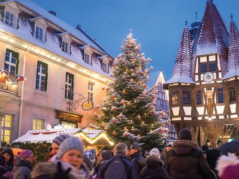 Weihnachtsmarkt vor dem historischen Rathaus