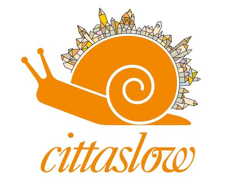 cittaslow Logo - eine Schnecke trägt eine bunte Stadt auf ihrem Gehäuse