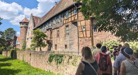 Burggraben mit Besuchergruppe