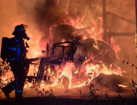Feuerwehrmann mit Atemschutzgerät im Einsatz beim Brand