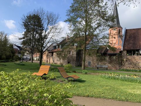 Stadtgarten mit Schwungliegen