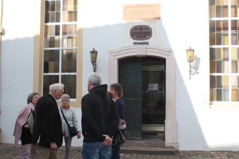 vor der Synagoge