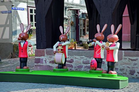 Osterhasen vor dem Rathaus