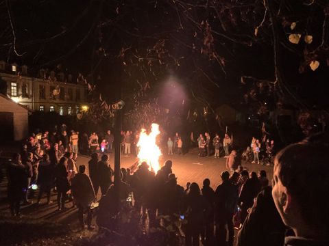 Martinsfeuer vor der katholischen Stadtkirche