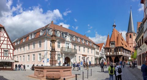 Blick auf den Marktplatz und das Historische Rathaus