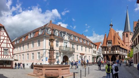Blick auf den Marktplatz und das Historische Rathaus