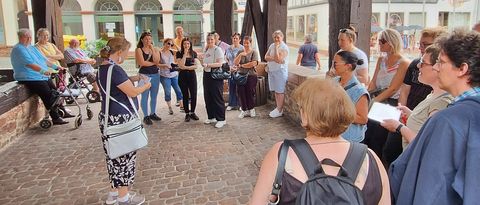 Teilnehmer einer Stadtführung durch die historische Altstadt